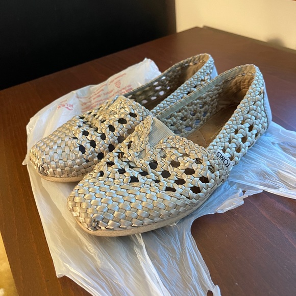 Toms Braided Silver Slipon Flats US6 - Picture 3 of 8